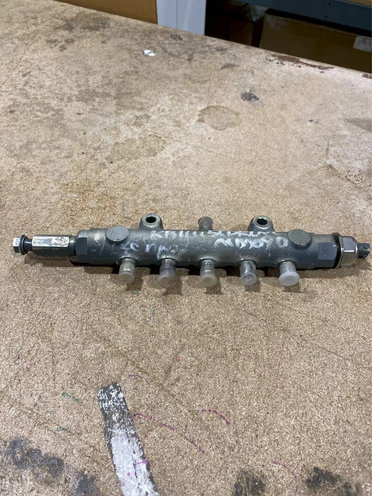 Removed From Original Fuel Common Rail Assembly 1J574-50600 for Kubota Tractor M108SDS M108SH M110XDTC M135XDTC M8560HD M9960HD Loader SVL90-2 SVL90-2C