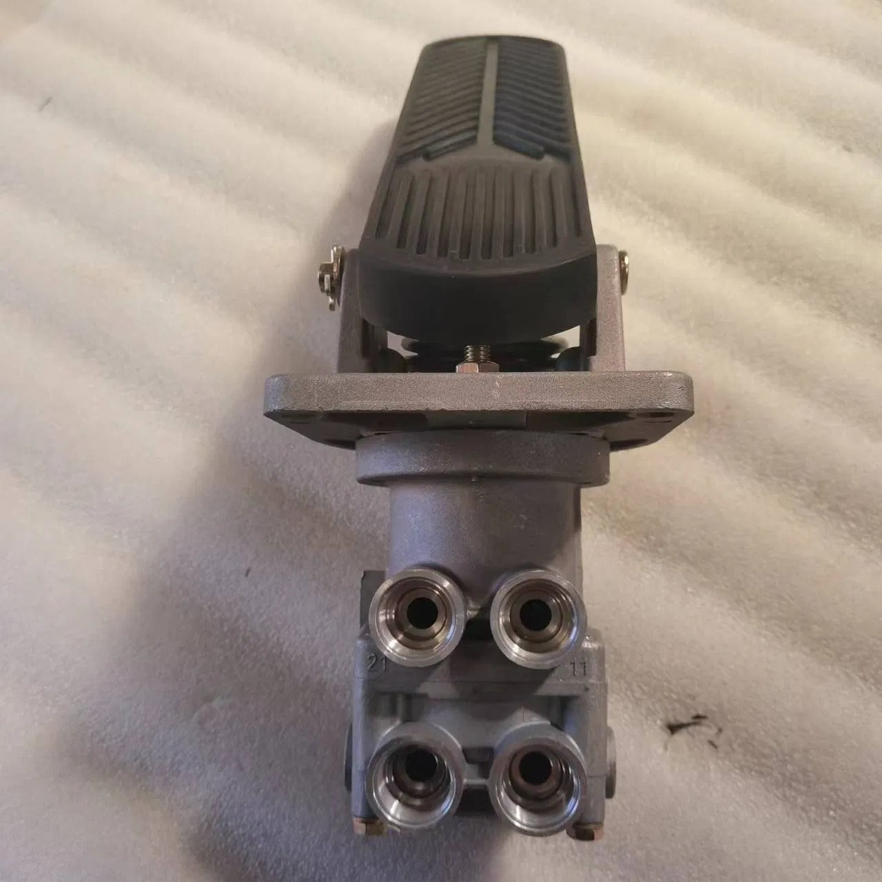 Brake Control Valve TZ53713600040 for Sinotruk HOWO Truck