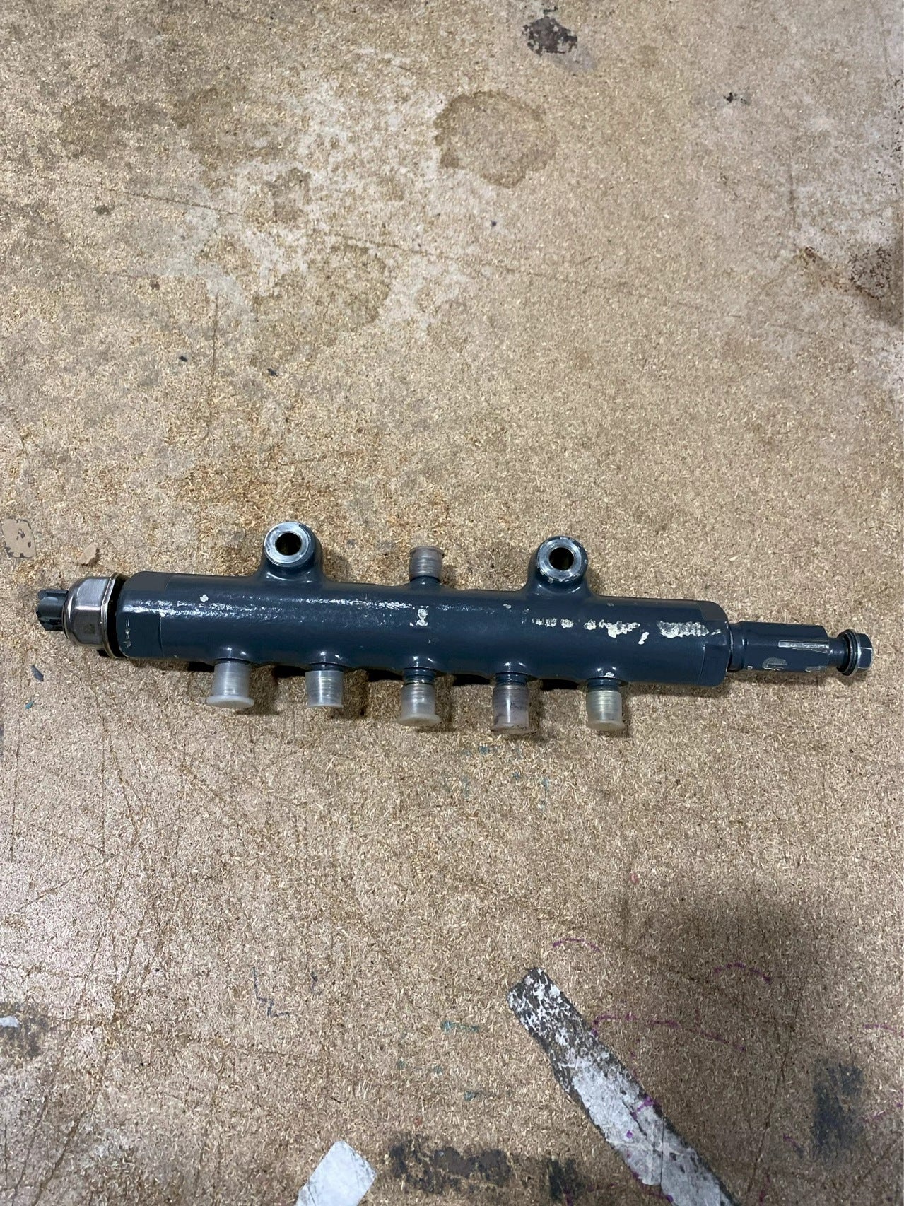 Removed From Original Fuel Common Rail Assembly 1J574-50600 for Kubota Tractor M108SDS M108SH M110XDTC M135XDTC M8560HD M9960HD Loader SVL90-2 SVL90-2C