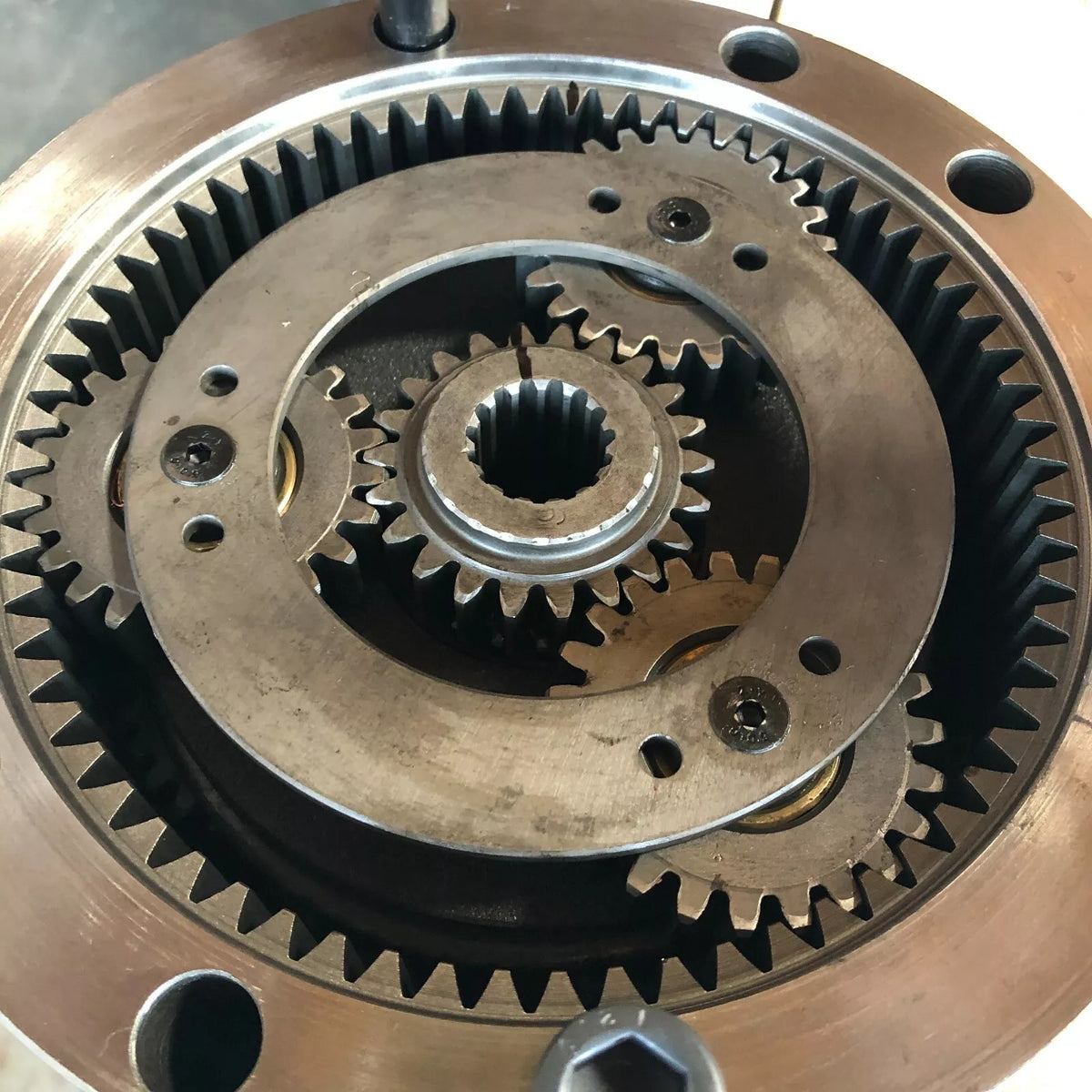 Swing Reduction Gearbox Assembly 4470057 for Hitachi ZX70 ZX75UR ZX75UR-3 ZX75URT ZX75US-A ZX75UST ZX80LCK ZX80SB-HCME ZX85US-HCME John Deere 75C Excavator - KUDUPARTS