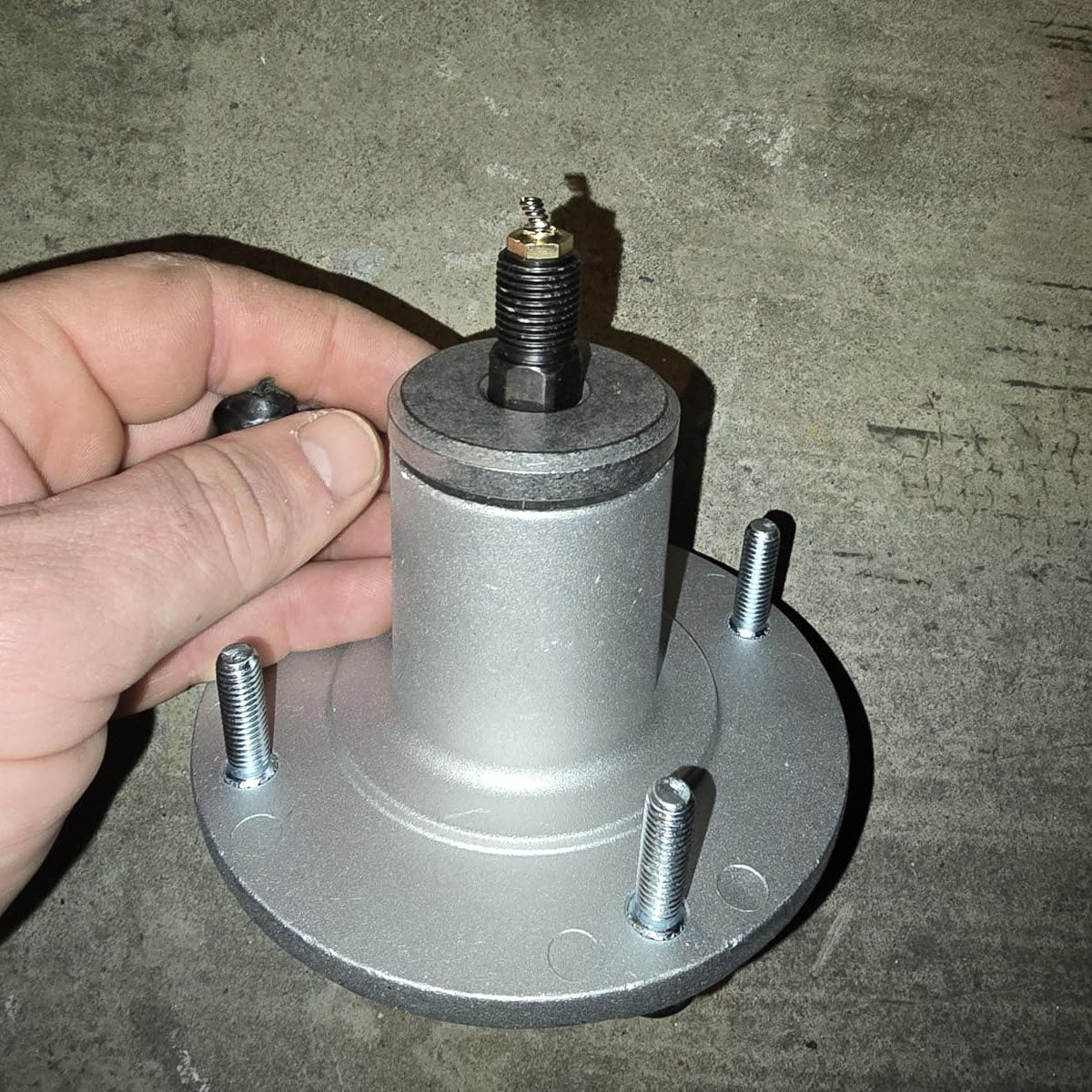 Blade Spindle Assembly AM137483 for John Deere X300 X300R X310 X305R X340 X360 Z235 Z245 Z255 - KUDUPARTS